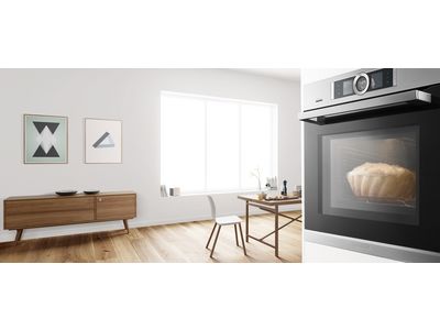 Um forno e microondas num ambiente moderno.