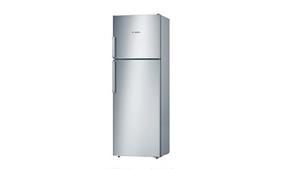Lemari es-freezer freestanding dengan freezer atas