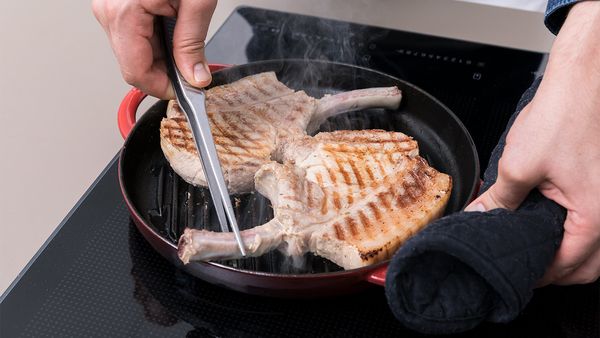 Damit Fleisch schön saftig bleibt, sollten Sie es nur kurz in der Pfanne anbraten.