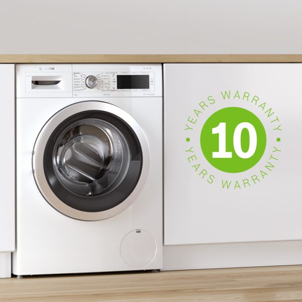 Beépíthető mosógép egy fehér konyhában. Zöld 10 éves garancia logó jelzi a motor meghosszabbított motorgaranciáját.