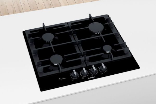 Bijeli kuhinjski otok koji sadrži elegantnu plinsku ploču za kuhanje Bosch Serije 6 od crnog nehrđajućeg čelika.