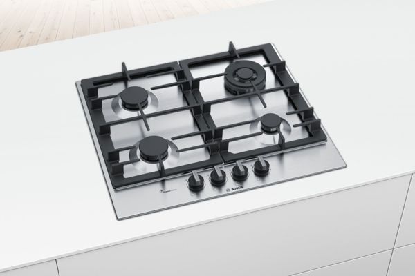 Een Bosch Serie 6 gaskookplaat in roestvrij staal, geïntegreerd in het midden van een klein wit keukeneiland.