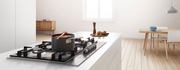Table gaz Bosch avec un ragoût en train de mijoter, dans une élégante cuisine moderne représentant une des nombreuses tables de cuisson au choix. 