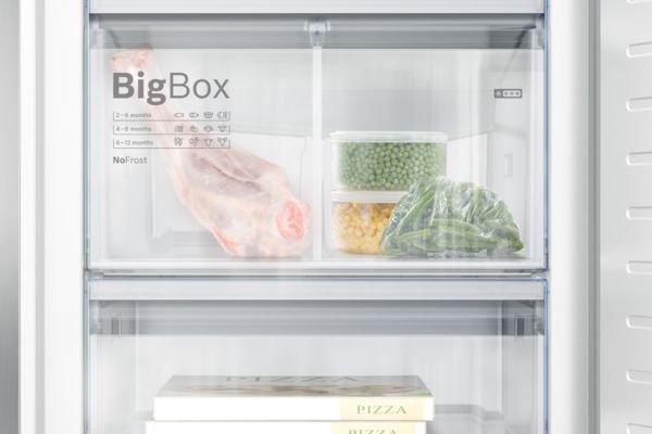 Slika u krupnom planu Bosch zamrzivača prepunog mesa i povrća. BigBox fioka prikazuje veliki kapacitet zamrzivača.