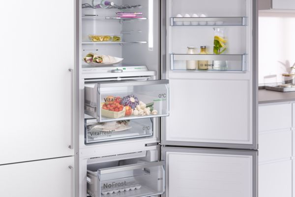 Built-in Bosch fridge-freezer with two open drawers highlights VitaFresh and NoFrost.