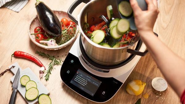 Saisir des légumes avec le robot de cuisine Cookit