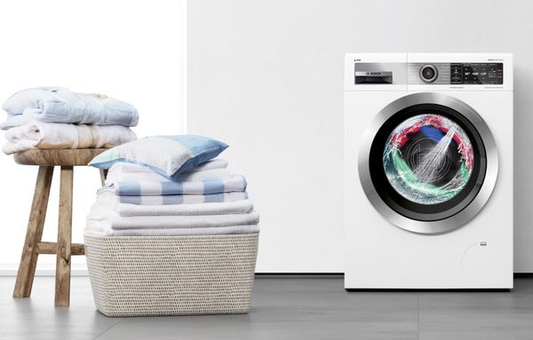 pralka z pelnym bebnam w jasnej lazience