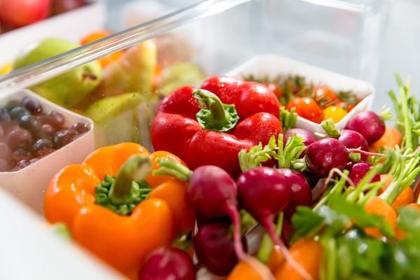 Organizzazione di frutta e verdura in frigo