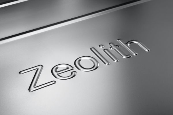 Zoom inn på Zeolitt, skrevet på innsiden av døren til en Bosch oppvaskmaskin