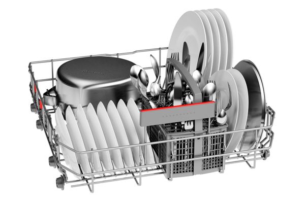 Un panier inférieur de lave-vaisselle avec un panier à couverts contenant une casserole et de la vaisselle.