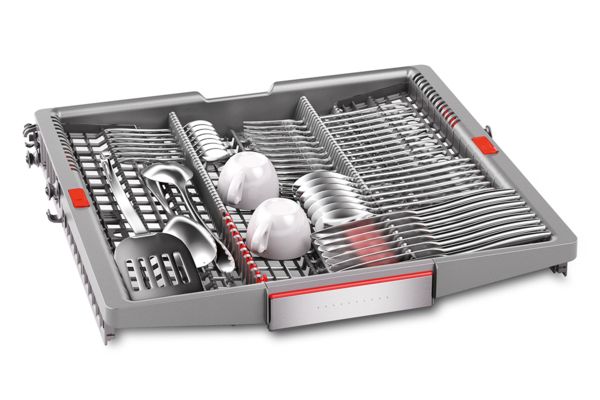 Плоский верхний поддон посудомоечной машины Bosch идеально подходит для столовых приборов, лопаток и маленьких чашек.