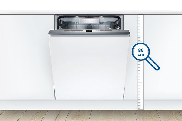 Lave-vaisselle Bosch grande hauteur de 60 cm de large pour les plans de travail surélevés intégré à une cuisine blanche moderne 