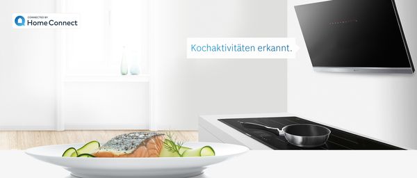 Kochfeld und Dunstabzug von Bosch, im Vordergrund ein appetitlich angerichtetes Lachsgerich