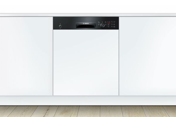 Встраиваемая посудомоечная машина Bosch с черной панелью управления и белой передней панелью.