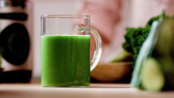 Hvordan får man en grøn smoothie til at holde sig grøn længere?