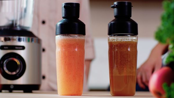 Behold fargen på juice eller smoothie med en vakuumblender.