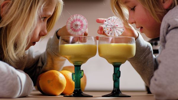 Lok mere frugt og grønt i børnene med gode smoothies.