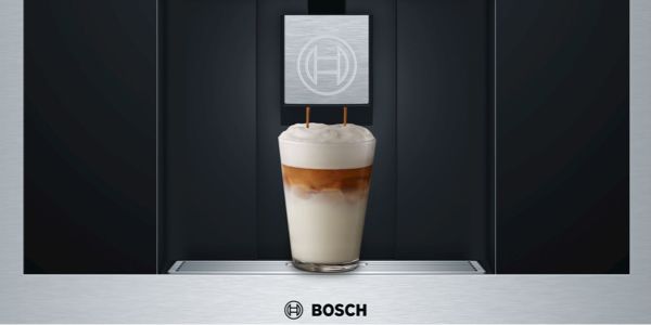 Café con leche preparándose dentro de una cafetera integrable de Bosch