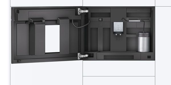 Vedere interioară a unui espressor încorporabil instalat într-un dulap alb