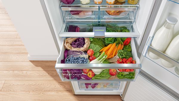 Cassetto del frigorifero pieno di verdure