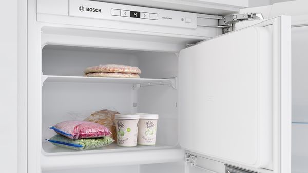 Einbau-Kühlschrank mit kompaktem Gefrierfach