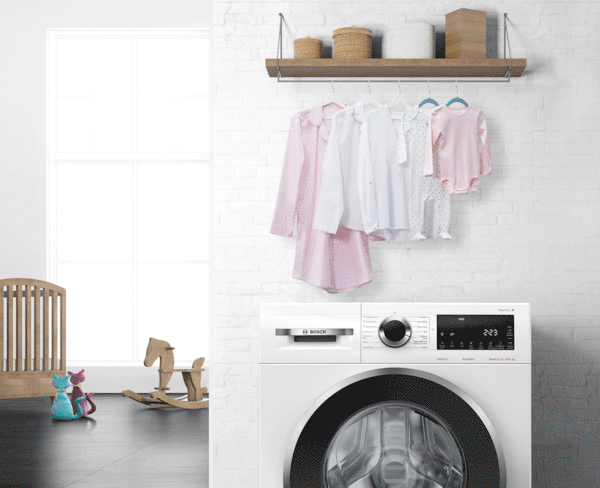 En animasjon med et Bosch kombinert vask og tørk-apparat på det første bildet og en stablet Bosch vaskemaskin og tørketrommel på det andre bildet. 
