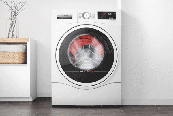 Animowany gif przedstawiający pralko-suszarkę marki Bosch w łazience – urządzenie pierze ubrania za pomocą pary. 