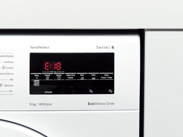 La lavadora muestra E18 en la pantalla Bosch
