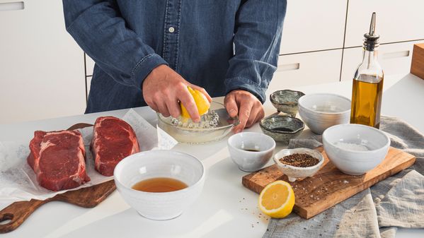 En sitron presses for å lage marinade til sous-vide-matlaging.