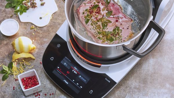 Marinert kjøtt inni vakuumpakken tilberedes med sous-vide med en Bosch matlagingsprosessor Cookit.