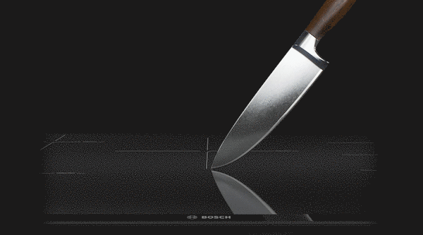 Demonstration der Kratzfestigkeit eines Bosch GlassProtect Kochfelds.