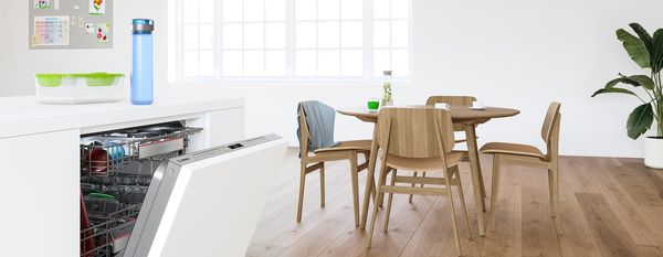 Bosch įmontuojama indaplovė modernioje atviroje virtuvėje