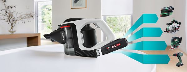 Egy nő tartja kezében a Bosch Unlimited kéziporszívót, és bekattint egy 18 V-os 4,0 Ah-s akkumulátort. 