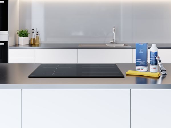 Piano cucina moderno con piano cottura a induzione e prodotti Bosch per la pulizia 