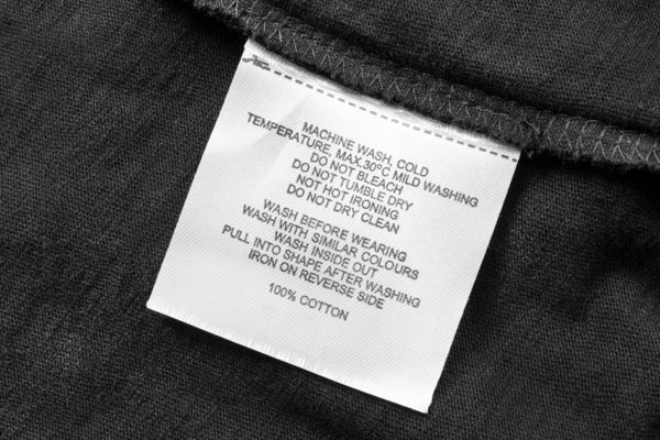 Etichetta con indicazioni di lavaggio all’interno di un capo di abbigliamento