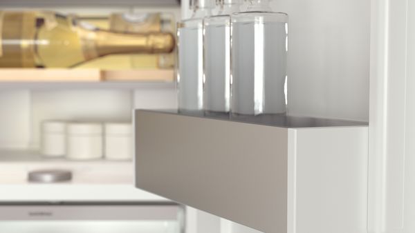 Внутрішнє оздоблення холодильника Gaggenau з елементами зі світлої бронзи з матовим покриттям