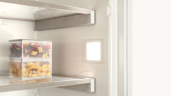 Внутрішнє оздоблення холодильника Gaggenau з теплим світлом