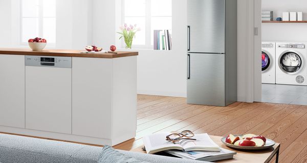 Offener, modern eingerichteter Raum mit verschiedenen Hausgeräten von Bosch