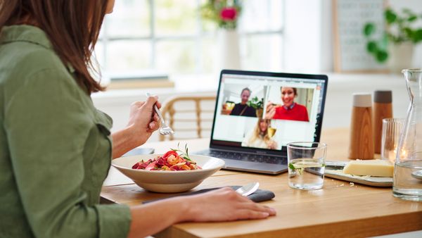 Ein gemeinsames virtuelles Dinner verbindet.