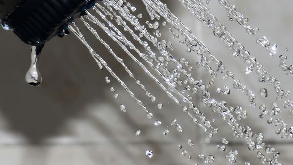 Soffione della doccia che eroga acqua