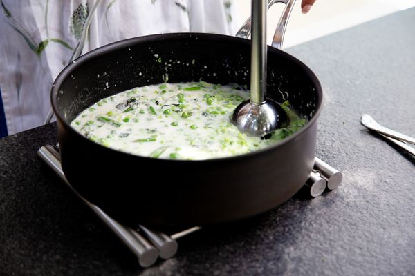 stick blender and green sauce in pot
