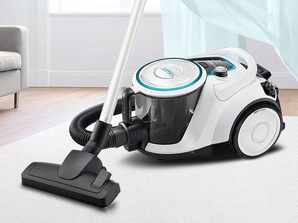 Bosch ProHygienic putekļsūcējs bez maisiņa ar mazgājamu UltraAllergy filtru uz paklāja dzīvojamajā istabā