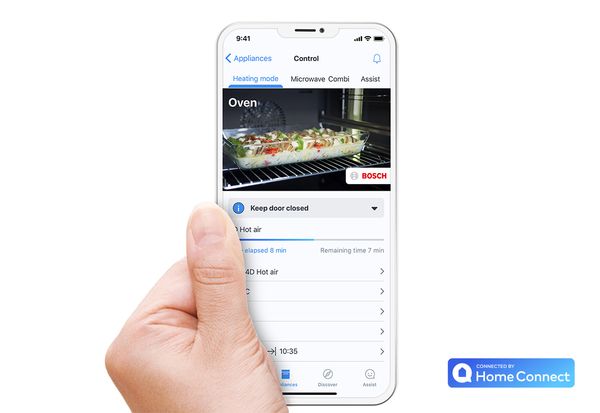 Smartphone met de Home Connect app open en daarin de oven functies zichtbaar.