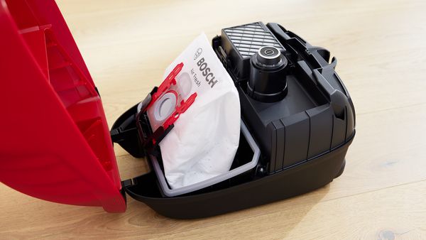 Вътрешността на прахосмукачка Bosch с торбичка, която показва торбичката за прах и филтъра