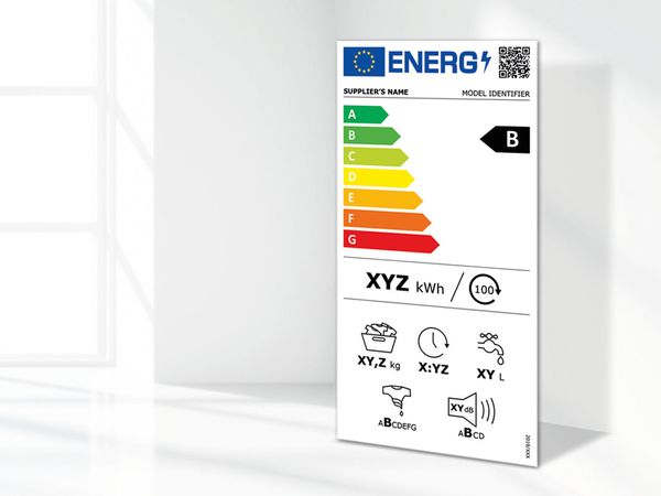 Étiquette énergie mettant en évidence les notes d'efficacité avec une loupe