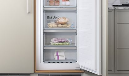 Congelatore a pozzo bianco da libero posizionamento Bosch in una stanza bianca moderna.