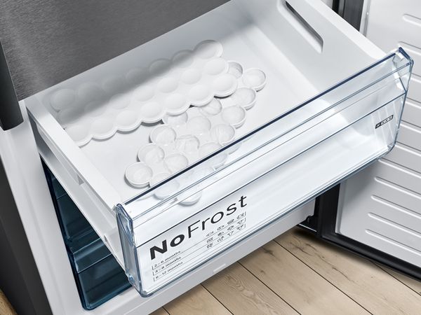 Nahaufnahme einer Bosch-Schublade mit zwei Eiswürfelschalen in einem No Frost-Gefrierschrank.