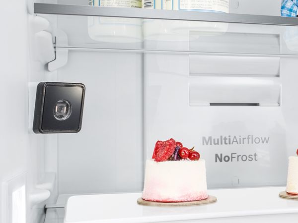 Холодильник внутри оснащен камерой, показывает его инновационность.