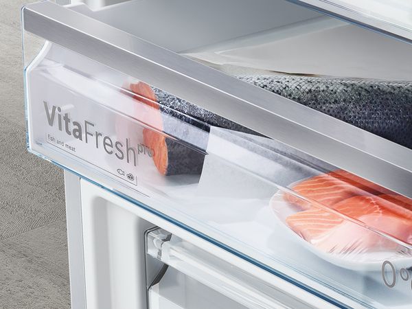Bosch VitaFresh nulio laipsnių temperatūros stalčius su šviežia žuvimi.