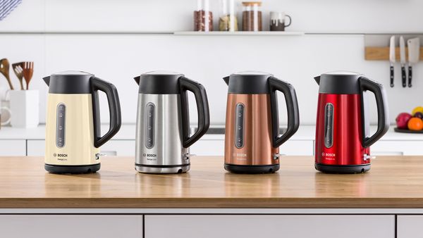 Es sind Bosch Wasserkocher in vier verschiedenen Designs zu sehen.